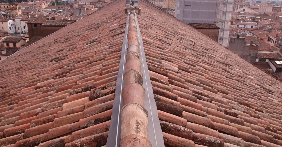 Toma aérea de tejados de terracota en la histórica Mantua, Lombardía, Italia.