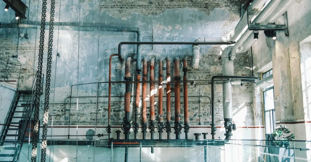 Escena industrial rústica con tuberías vintage y paredes de ladrillo en un antiguo almacén.