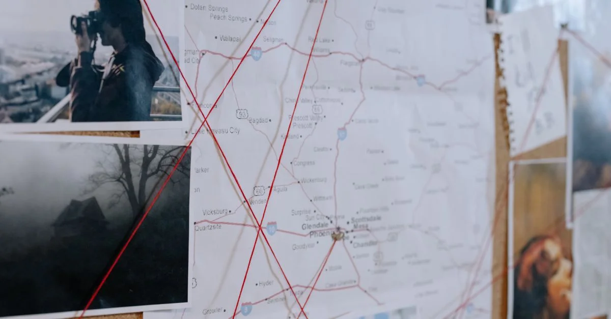 Tablero de anuncios investigativo con mapas, fotos e hilos rojos que conectan pistas.