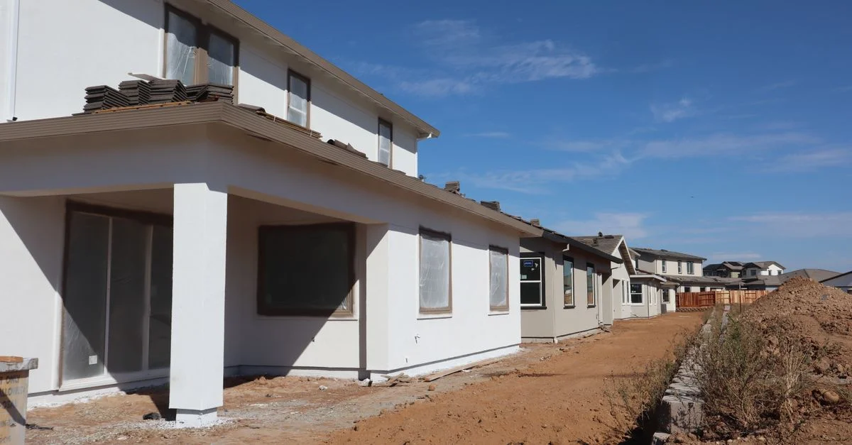 Viviendas residenciales modernas en construcción en las afueras, que prometen nuevos espacios habitables.