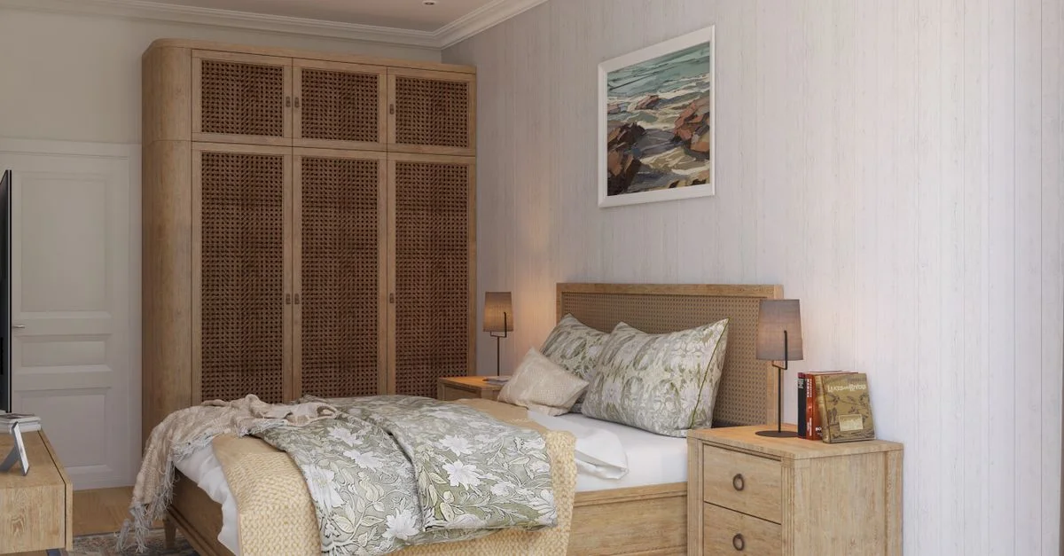 Amplio dormitorio con decoración rústica, que cuenta con una cama de matrimonio, muebles de madera y arte en la pared. Ideal para inspiración en diseño de interiores modernos.